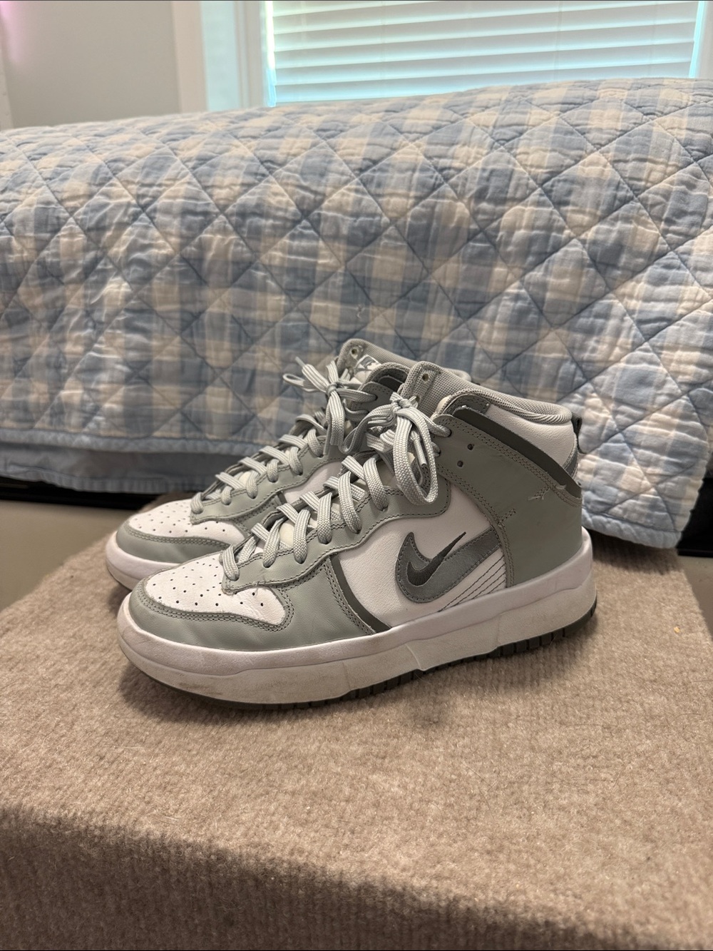Women’s 8.5/Mens 7.5 Nike Mid-Top Sneakers in Light Gray and White